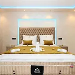 Golden Lion Villa *