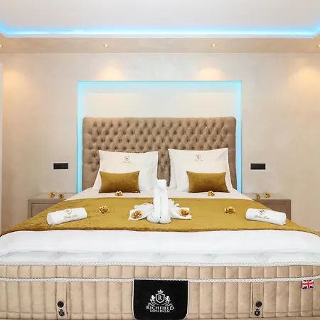 Golden Lion Villa *