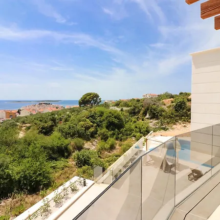Golden Lion Villa *