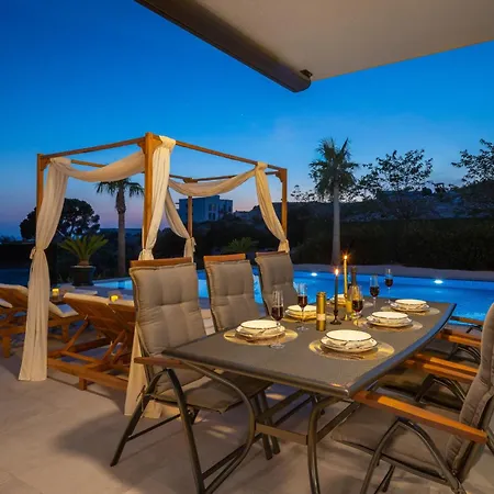 Golden Lion Villa *