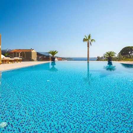 Golden Lion Villa *