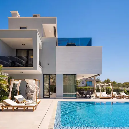 Golden Lion Villa *